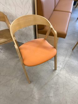 Laura stol i Egetræ med lys Brun PU